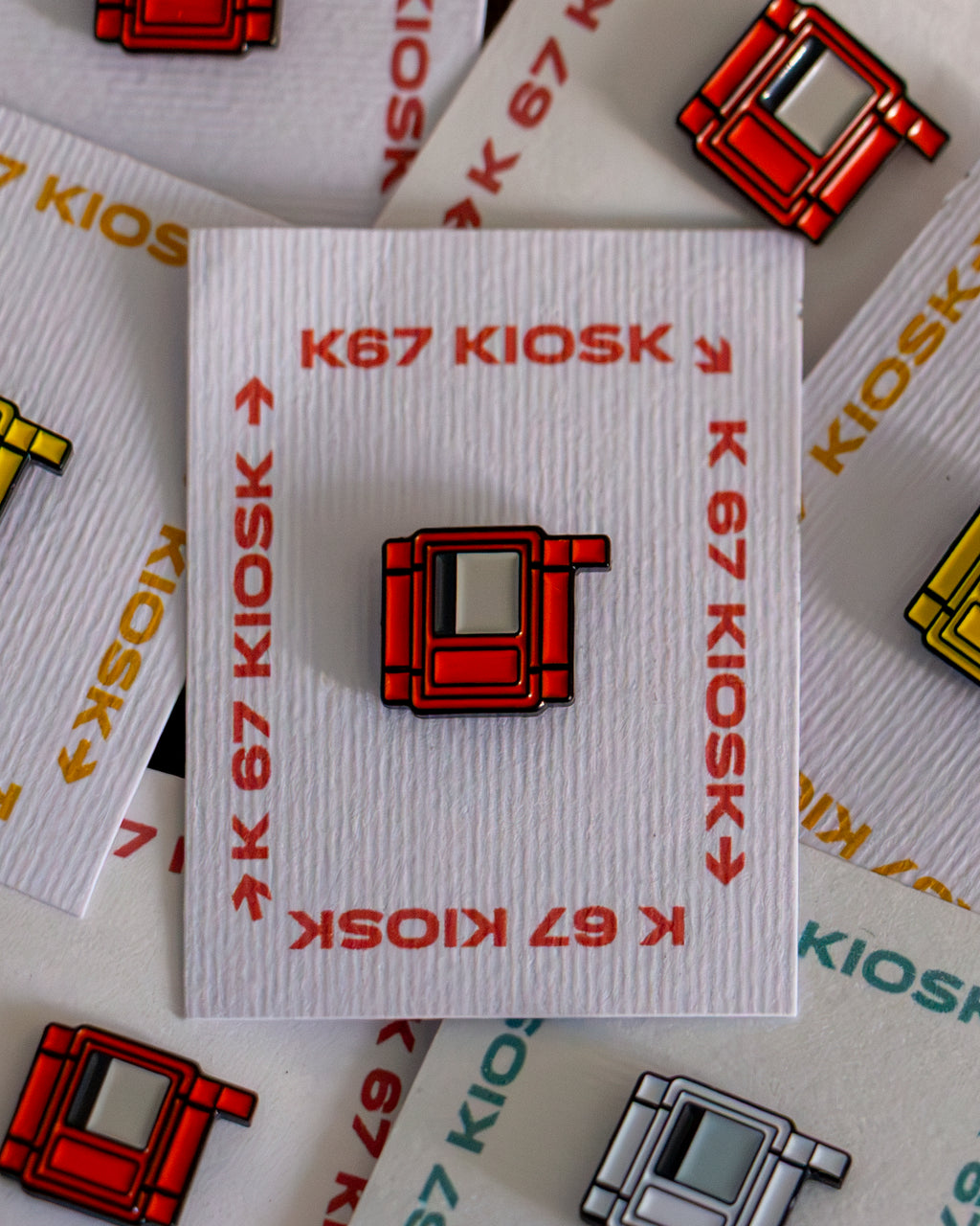 Značka K67 - emajlirana kovinska broška
